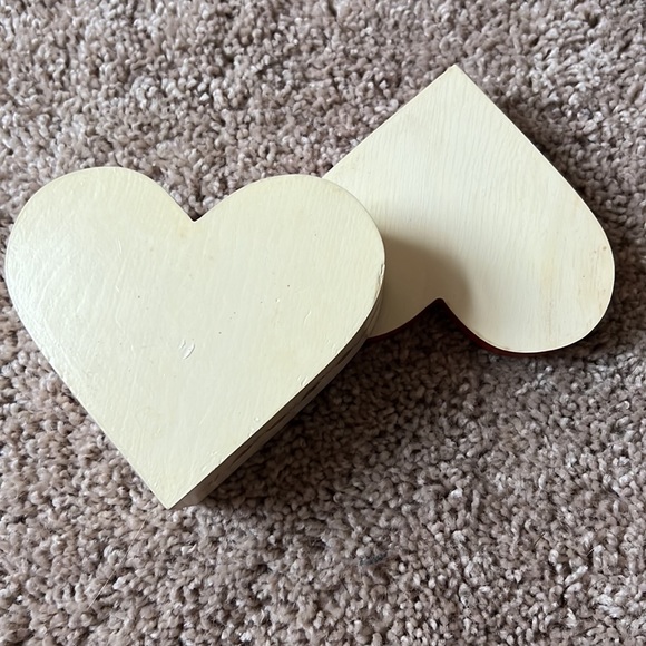 📦 Herta Vintage 80s Hand Painted Heart Shaped Wood Trinket Box - Picture 3 of 3